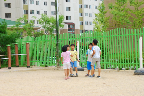 아이들이 작전회의를 하고 있다 